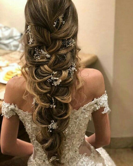 Los peinados de novia que más favorecen según el escote de tu vestido   Foto 1